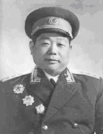 *德朱**满树苹果丢了，陈赓和*锡联陈**总是去串门，有人告密：他俩偷的