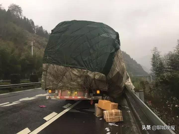满地名牌洗脸仪！浙江高速这起车祸，女同胞们看完心痛到哭