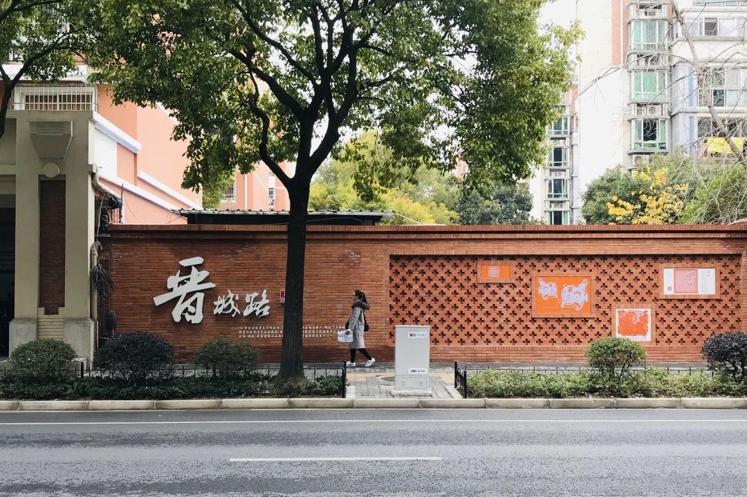 变美、变慢、变温柔,彭浦镇25条街集体宜人化是怎么做到的