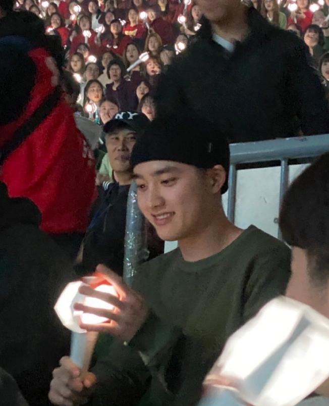 都暻秀来exo演唱会,exo演唱会都暻秀寸头红衣服