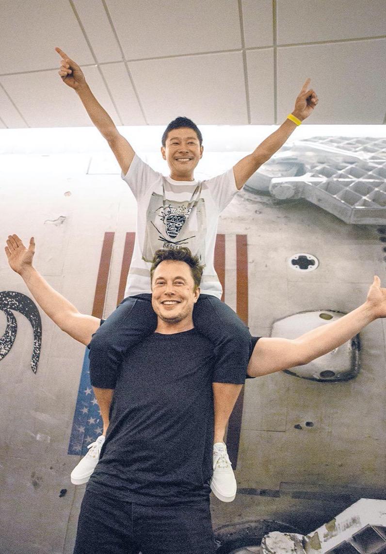 骑在马斯克头上的男人,骑在马斯克肩上的人