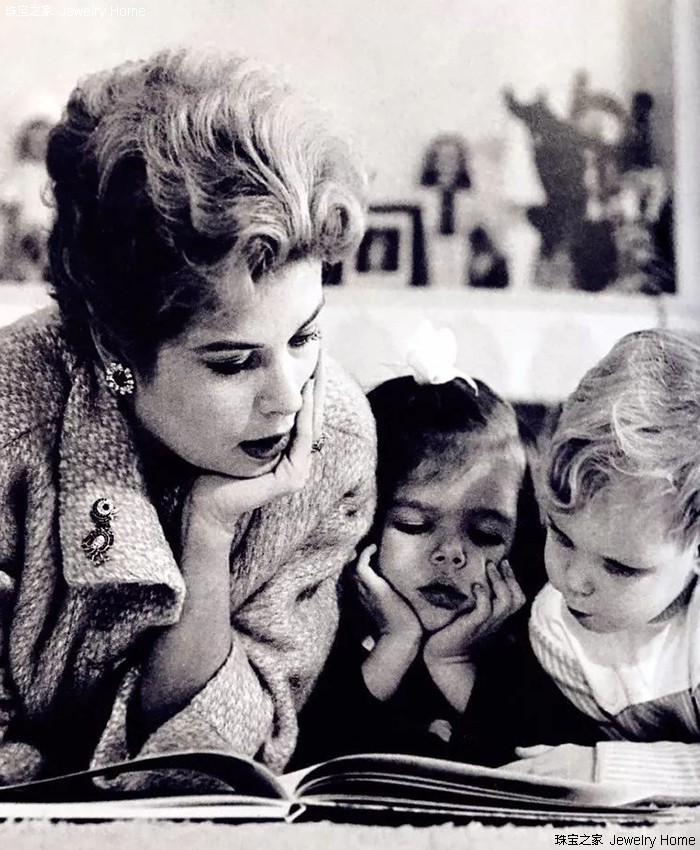 一大一小的胸针的正确戴法,一枚胸针穿出高级感