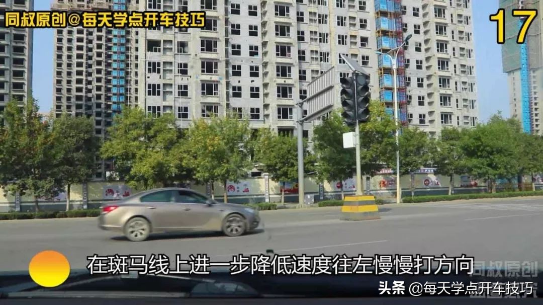 丁字路口直行为黄灯怎样通过,十字路口右转黄灯一直闪可以通过