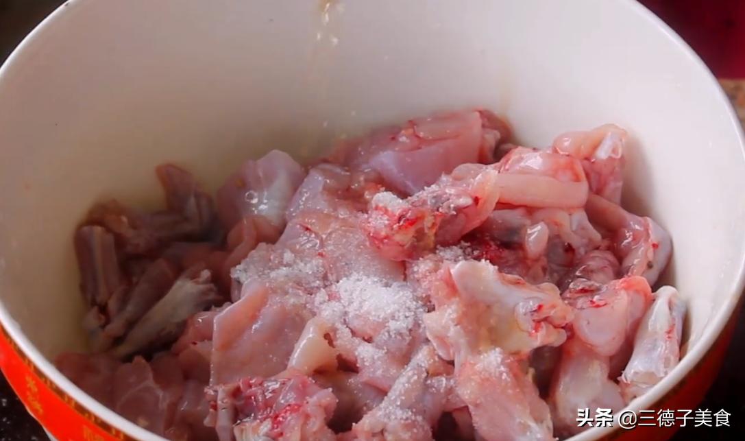 麻辣牛蛙肥肠鱼火锅最正宗做法,麻辣干锅牛蛙的做法大全视频