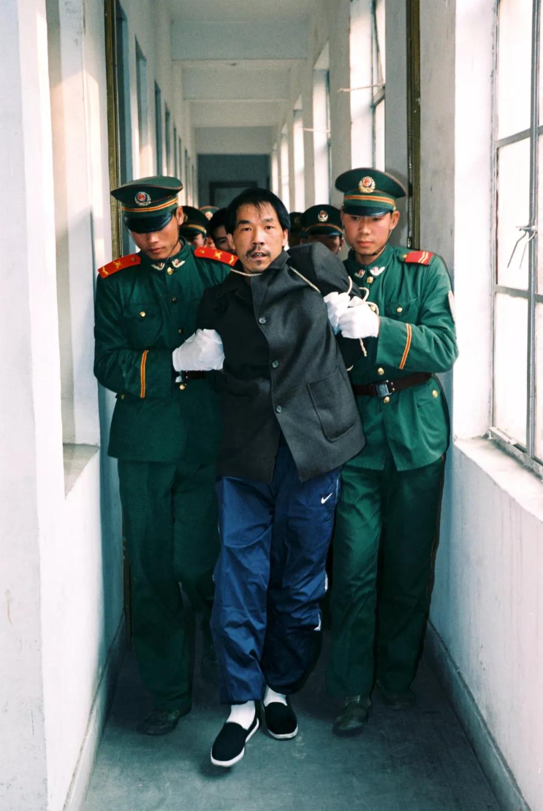 用镜头对准法子英枪口的警察摄影家