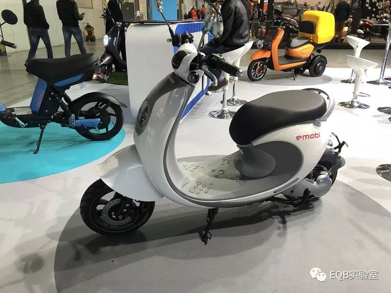 「米兰展独家」弯的电池？可当作充电宝的电池？外国人真会玩！