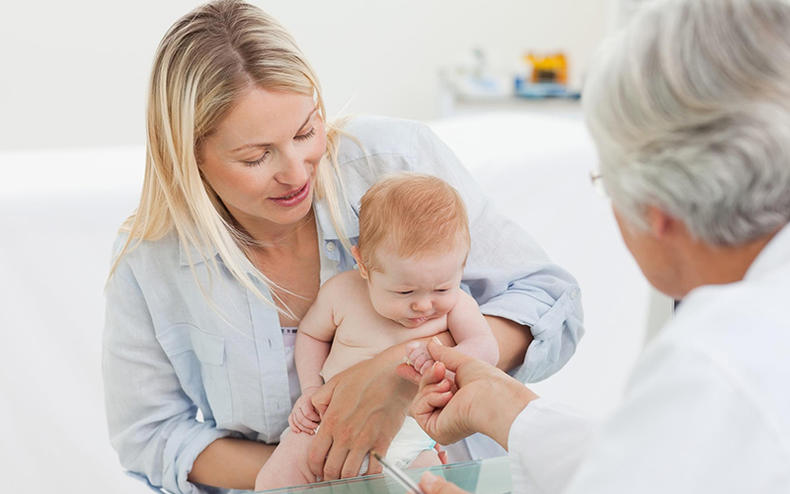 宝宝频繁挠耳朵耳朵口有红肿,宝宝总挠耳朵是要长牙了吗