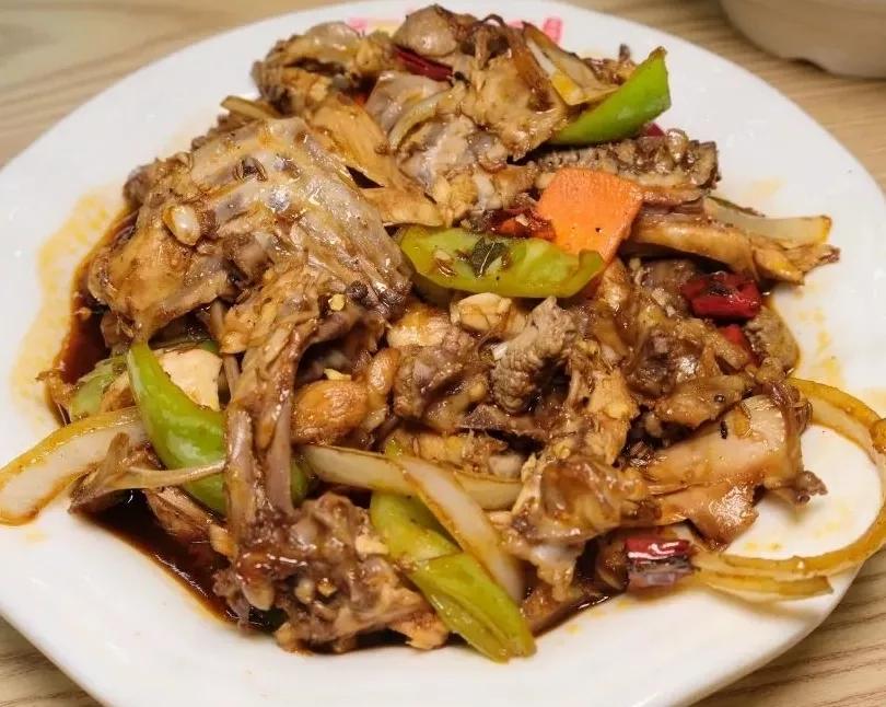 都说他家在沈阳能与老四季旗鼓相当,隔街相对,到底谁家人气更旺