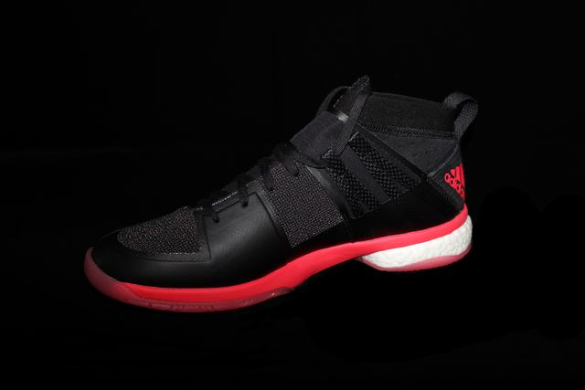 穿上就不想再脱的Q弹，阿迪达斯羽毛球鞋评测