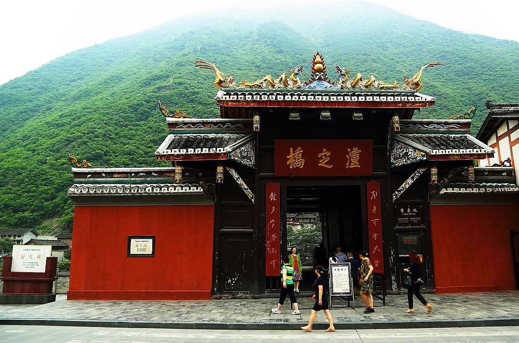 终于弄清楚，红军长征时飞夺的泸定桥由12164个铁链组成