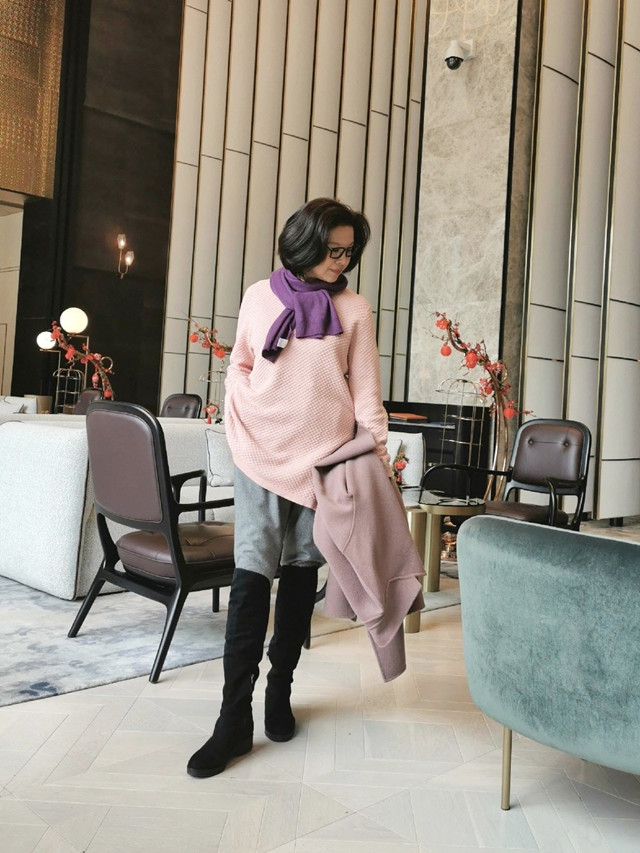 中年女性怎样穿搭才会清爽利索,女孩子要敢于尝试不同的穿搭风格