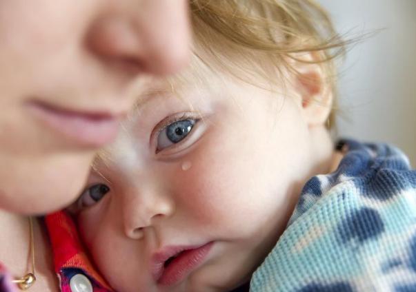 小孩吃母乳一直拉肚子怎么回事,纯母乳宝宝拉肚子拉水止泻小妙招