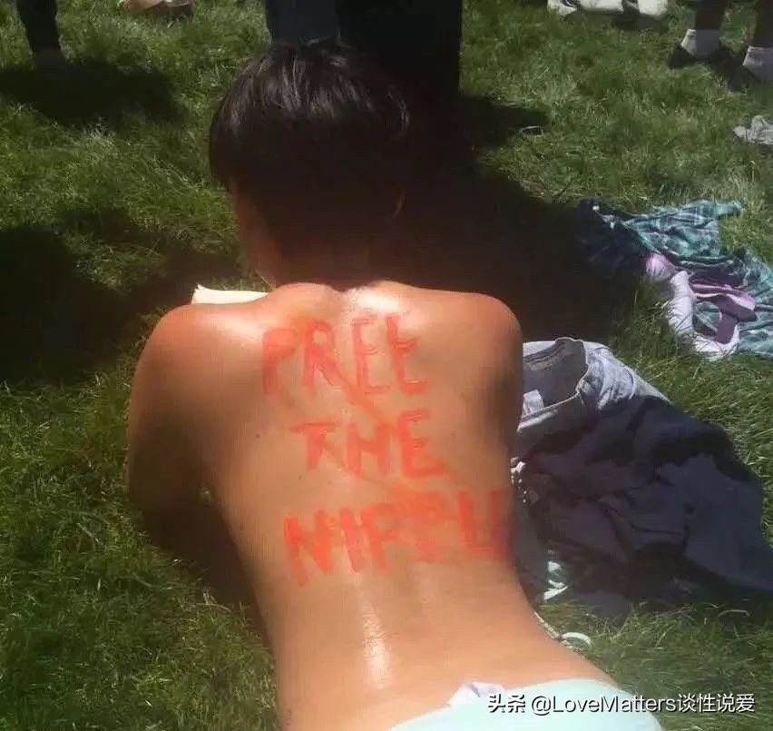 “嘿，你没穿内衣”“关你P事”