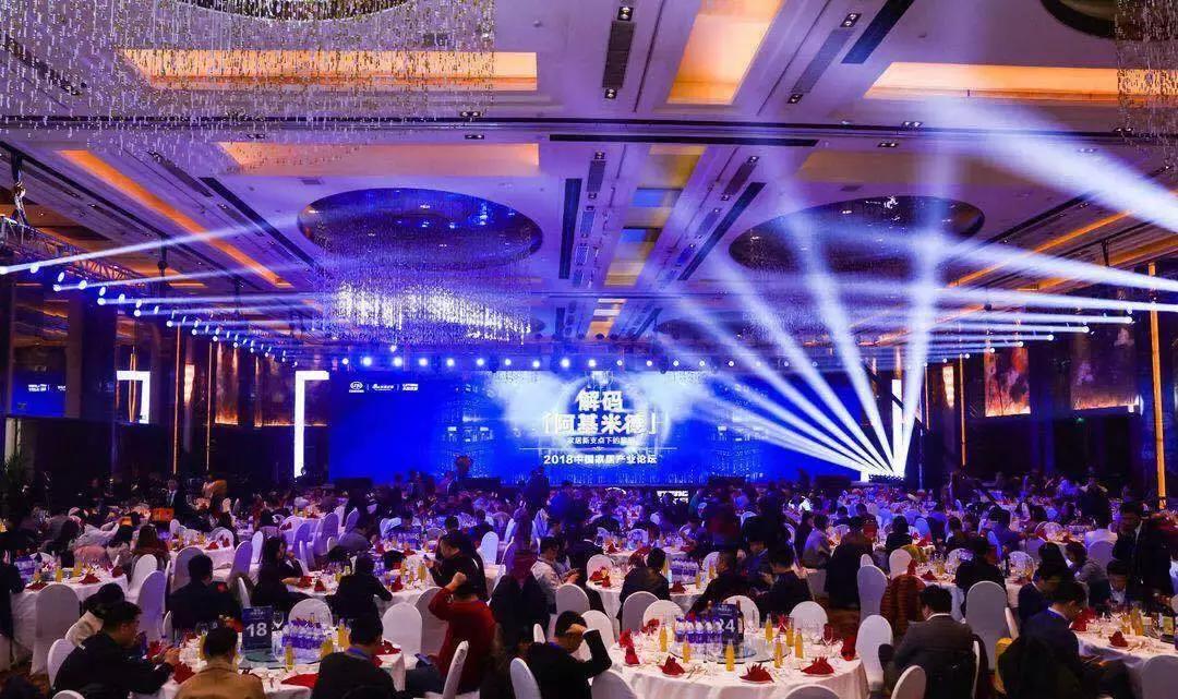 华日家居荣膺新浪家居“2018年度消费者信赖品牌”