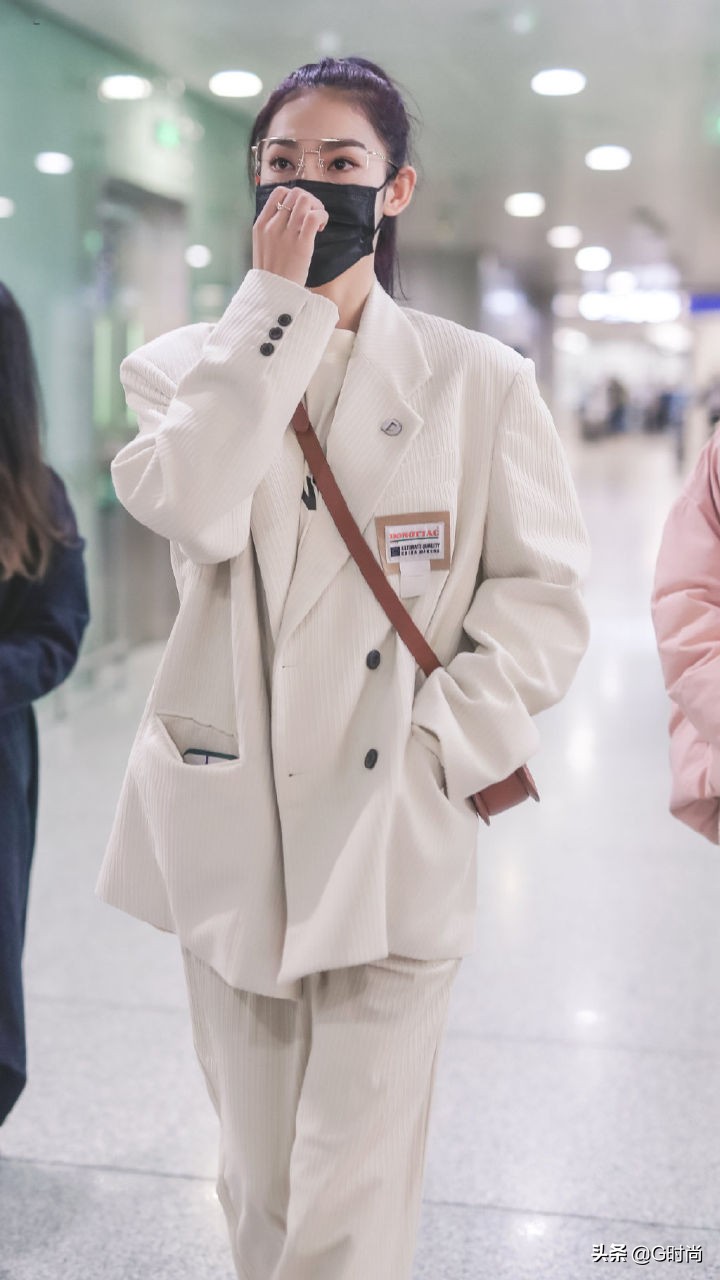 复古风潮来袭这件灯芯绒很火,红色灯芯绒复古风搭配