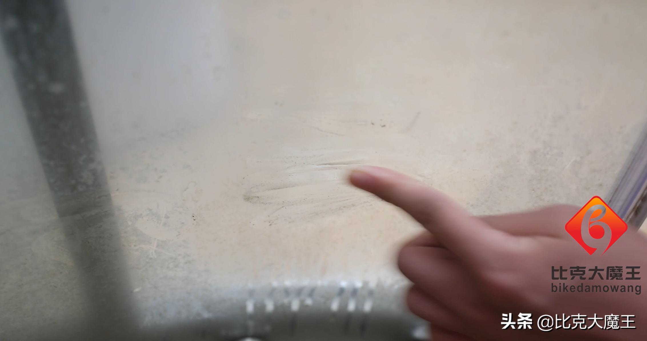 洗澡间的玻璃水垢怎么清洗,浴室玻璃水垢擦不掉怎么办