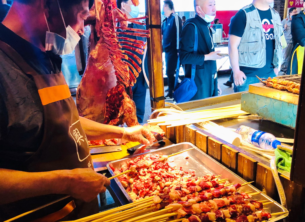 阜新夜市烤肉火爆：大串15元两，小串10元仨，也说说你那嘎达啥价