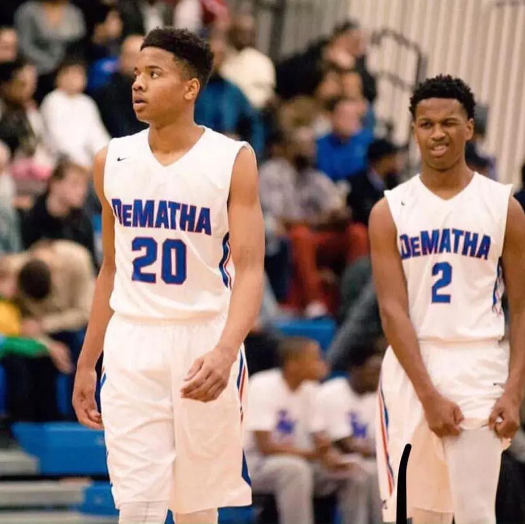 坐在观众席上看球赛篮球绝杀,坐在场边投篮