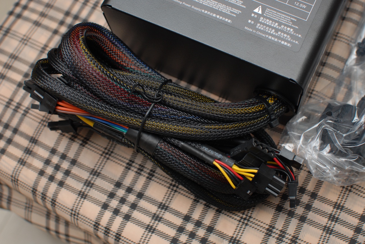 thermaltake机箱挑战者h6,真材实料看得到的产品