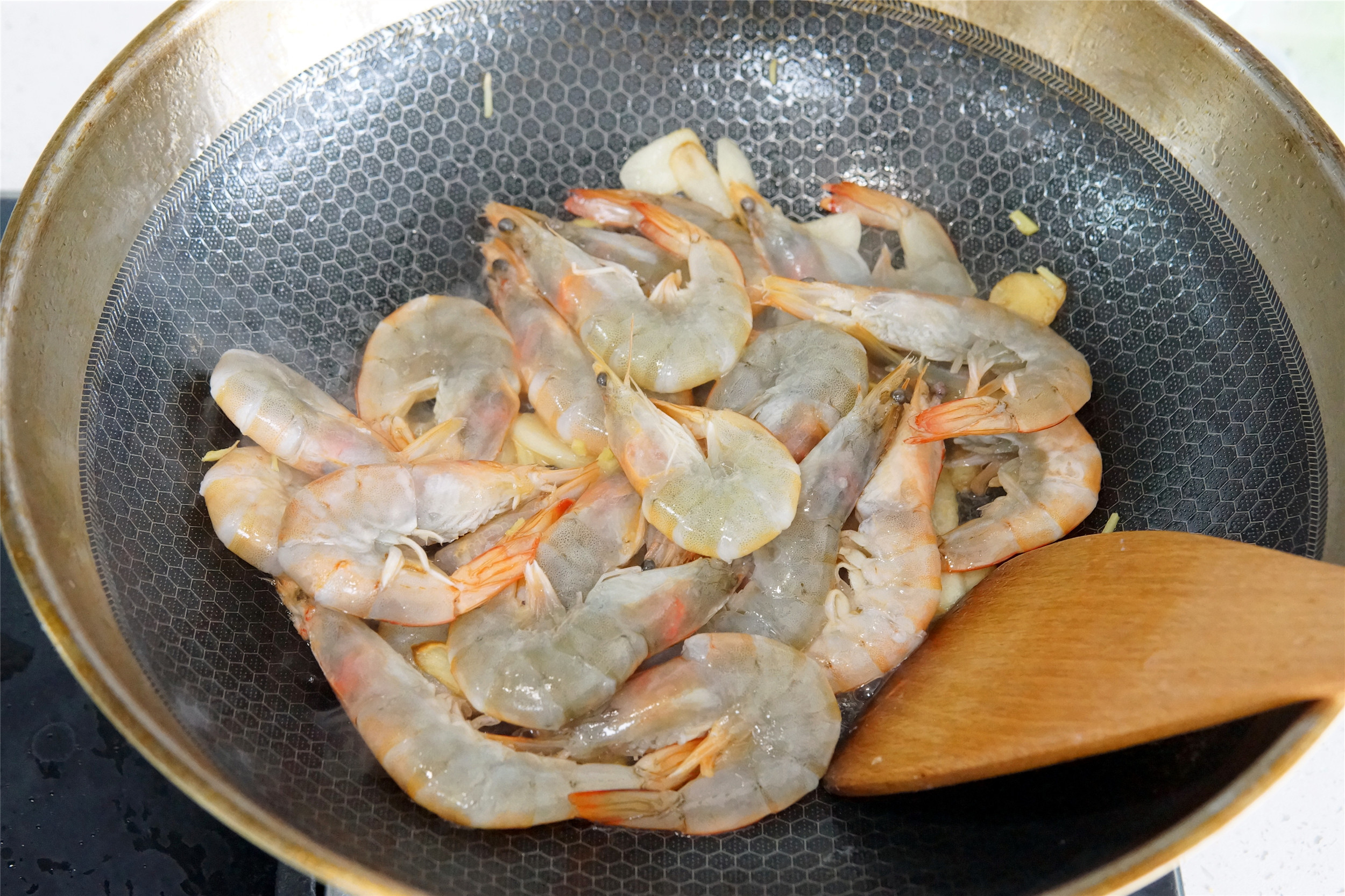 新鲜的大虾怎么保鲜放冰箱,大虾放冰箱冷冻保存方法