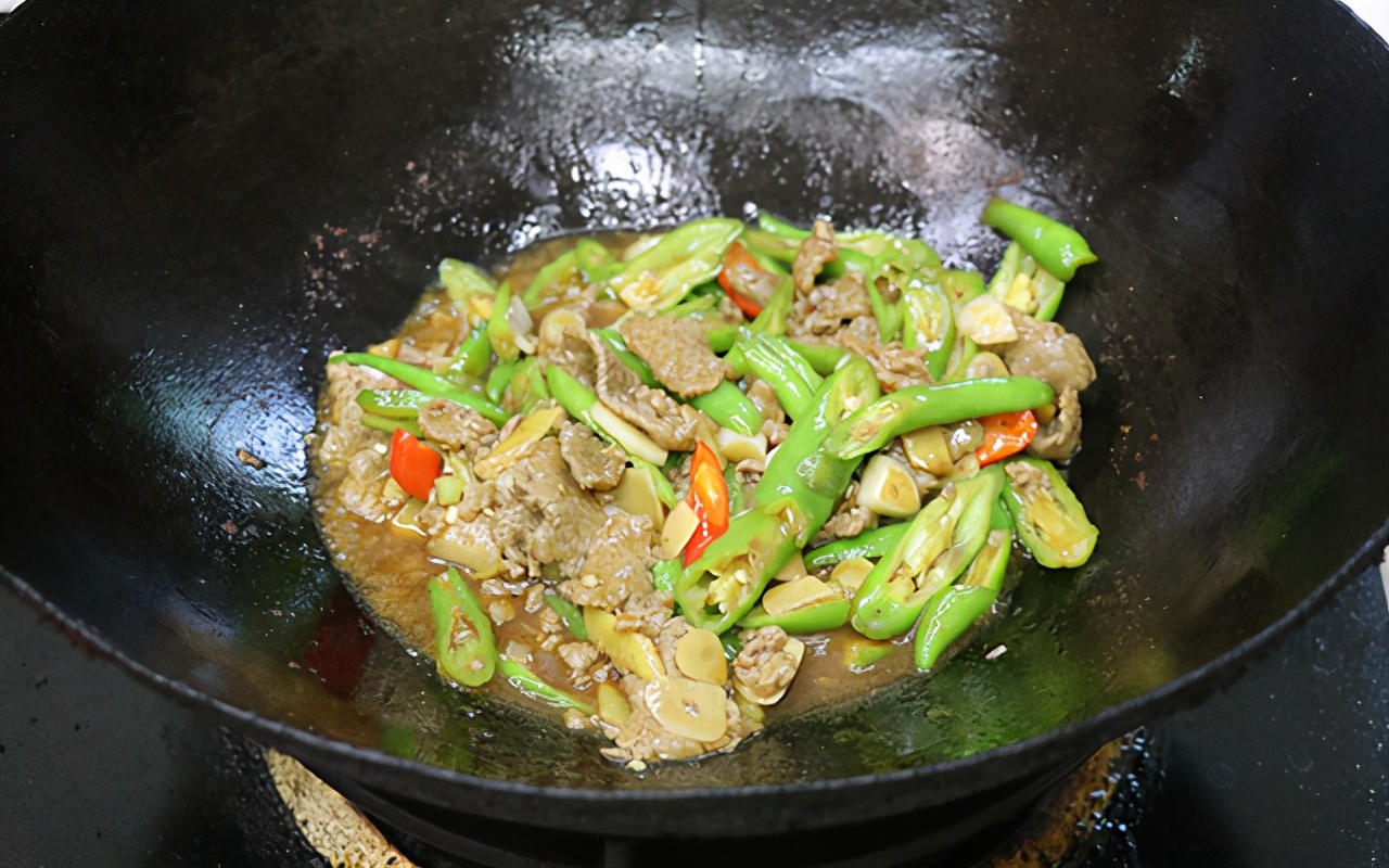 天冷适合吃点红焖牛肉,牢记这三点炒牛肉又嫩又好吃