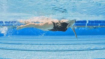 中游体育：第三种增加游泳速度的技巧减少失速