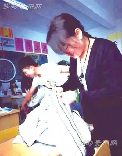 老师在生死关头17秒救下学生,生死关头老师救学生