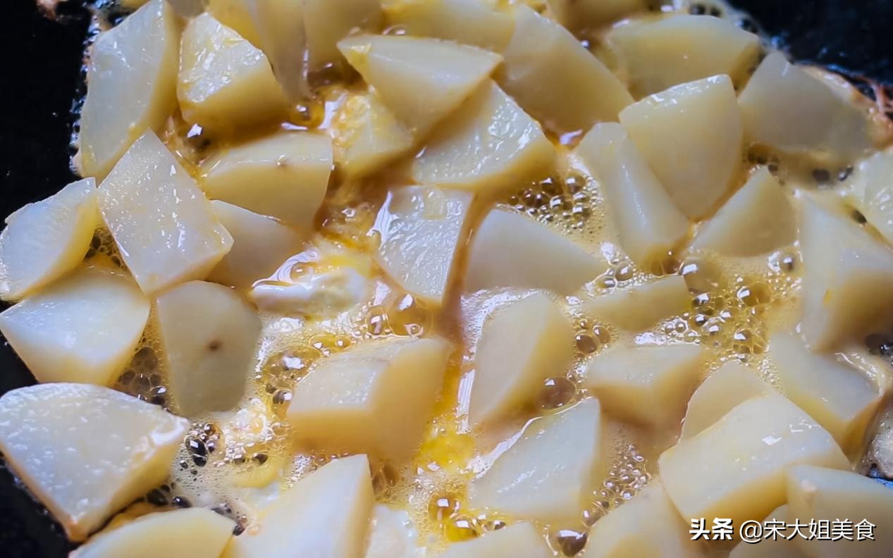 土豆切丝上锅蒸熟再炒怎样做,一个块状土豆如何切成土豆丝