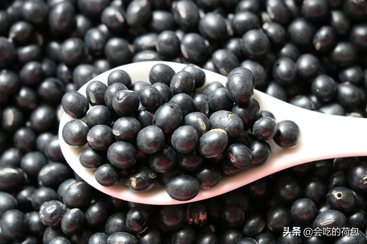 秋天要常吃黑豆，教你1个简单做法，做一次放半年，冲水喝特解馋