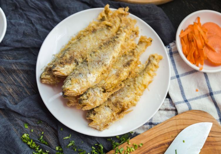 炸小鱼，用面粉还是淀粉？多数错在这一步，难怪不酥脆，还容易皮