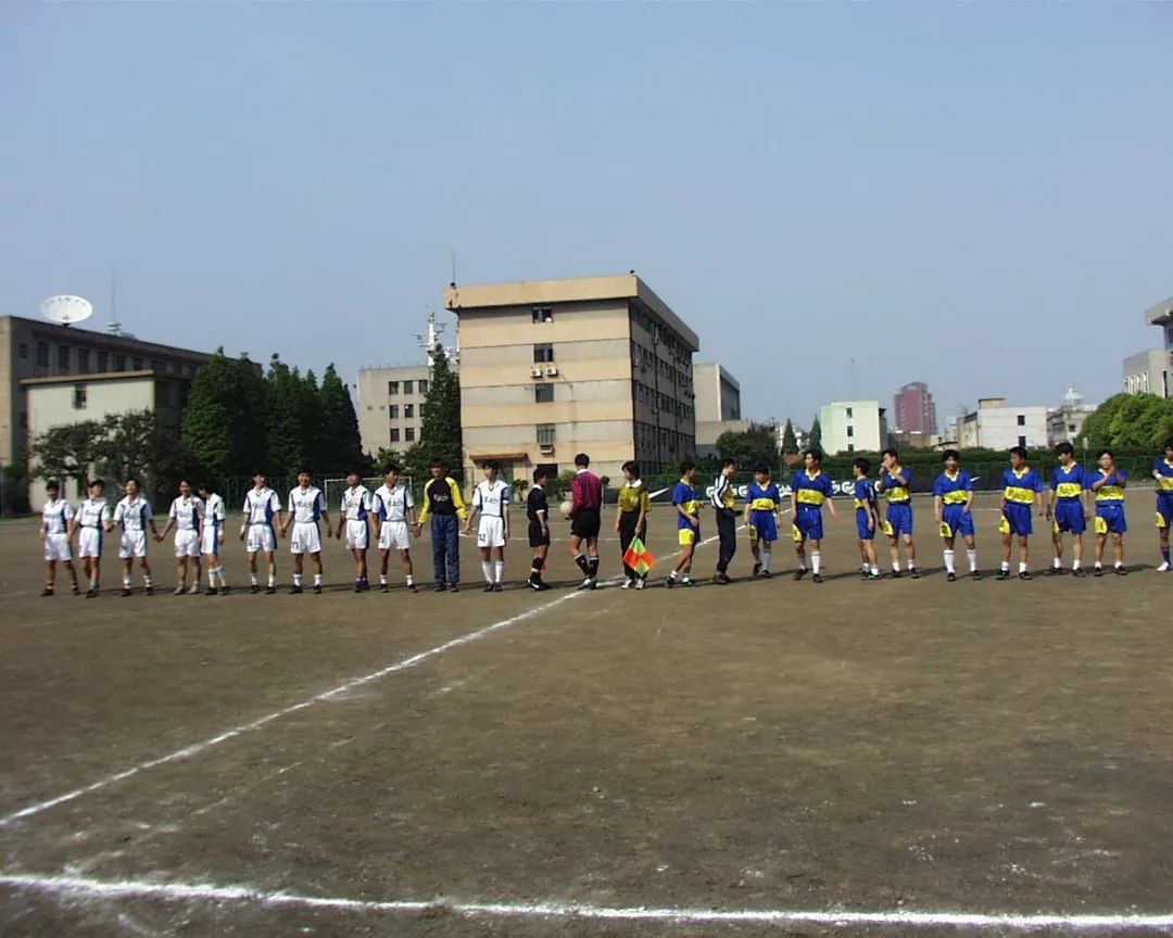 中国足协主席陈戌源为上海海事大学友谊赛开球！加油，海大足球