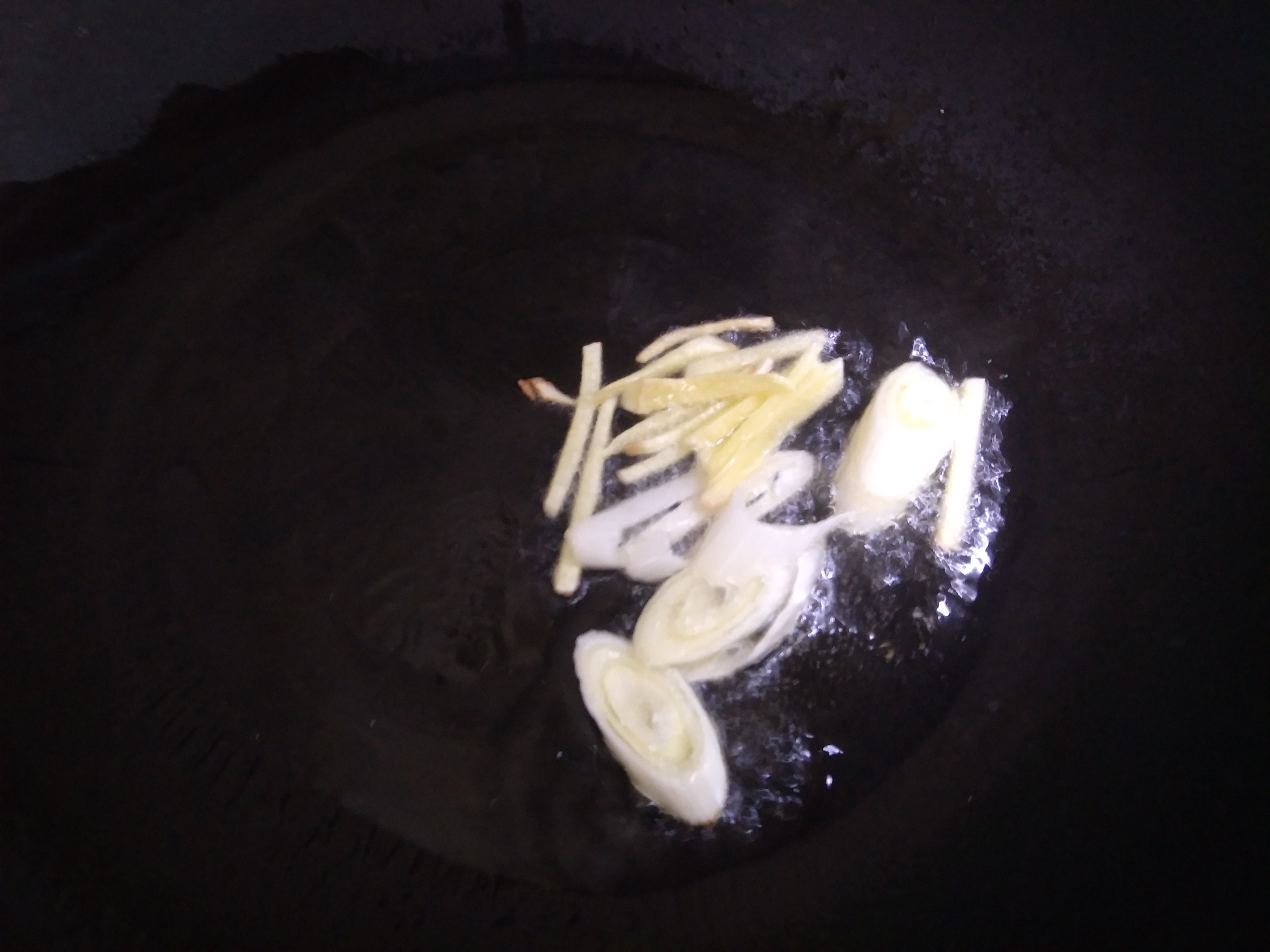 煎鱼怎么不粘锅不掉皮绝招,煎鱼不粘锅掉皮简单方法