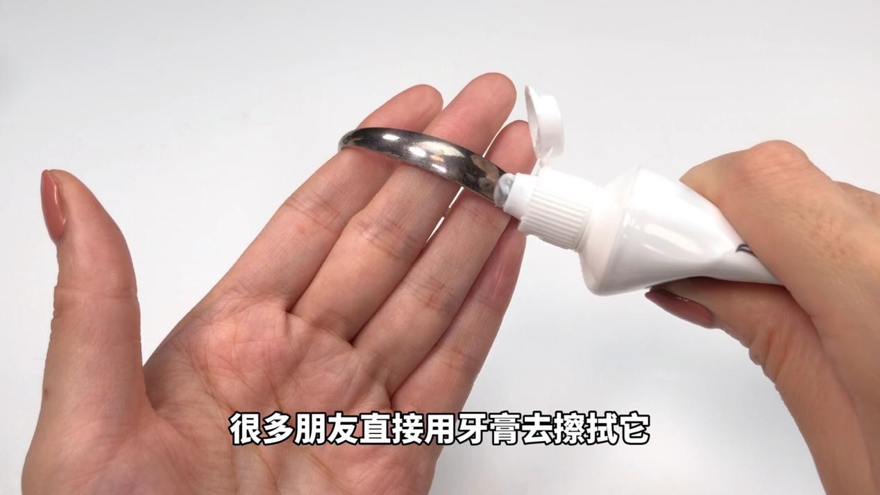 银首饰变黑怎么清洗最好的方法,银饰发黑牙膏怎么洗