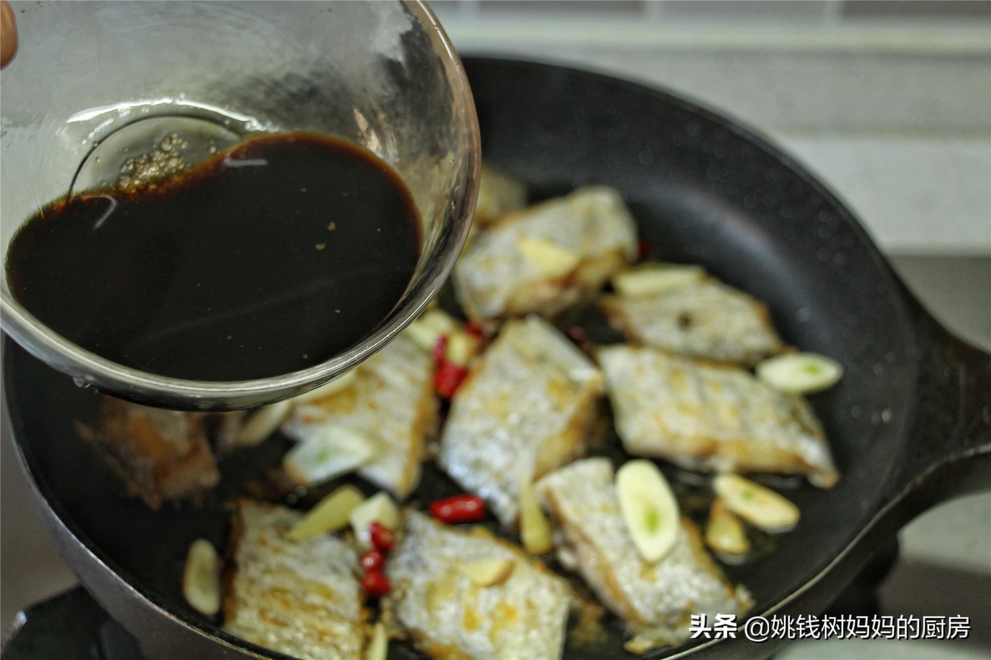 干煎带鱼用生粉还是用鸡蛋裹,带鱼没有胡椒粉淀粉怎么做