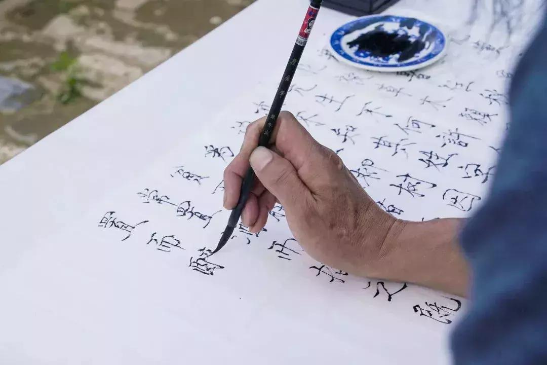 这才叫生活！山中3年他建了一个漂亮小院，活的比年轻人还酷！