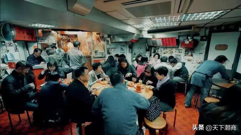 十个香港人就有九个光顾这位潮汕人的店,从学徒成为港式奶茶鼻祖