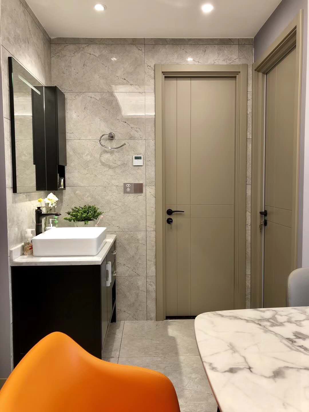 家里的门开关异响,家里的门发出吱吱的异响怎么回事