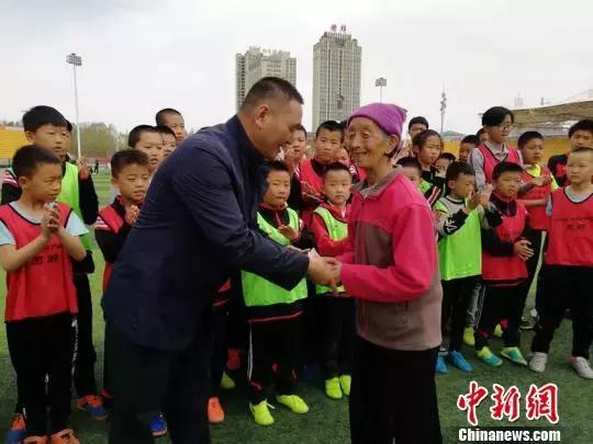 拾荒老人的感动瞬间,拾荒老人的善良之举感动无数人