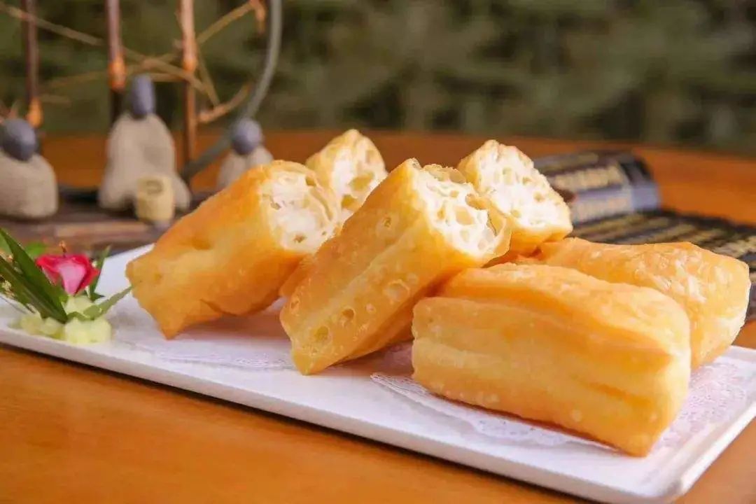 油条早餐店火爆视频,早餐店油炸食品半成品批发市场