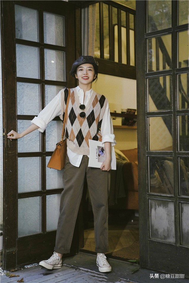 秋冬叠穿白衬衫怎么搭裤子,衬衫怎么穿两件