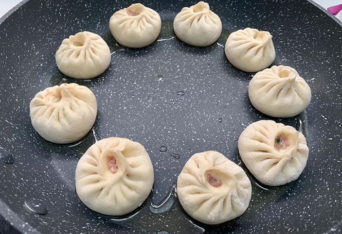 做水煎包，加面粉水还是淀粉水？加对了，包子脆而不硬，冰花多多