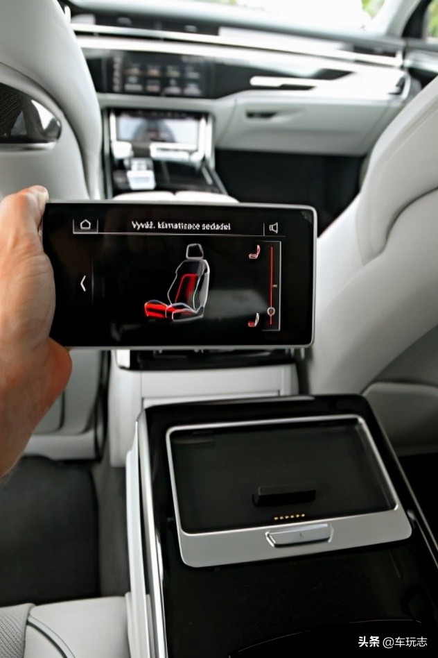 奥迪s82021款60tfsi尊贵版,2022款全新奥迪s83.0t