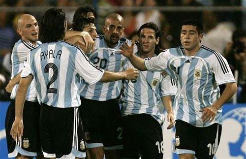 梅西，成不了阿根廷足球的英雄，那就做最好的出气筒