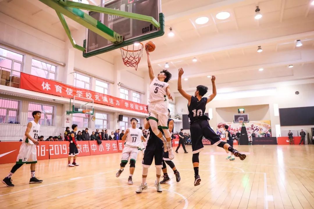 新·十六强齐亮相高中赛场惊现*力暴**隔扣丨18-19耐克高中联赛