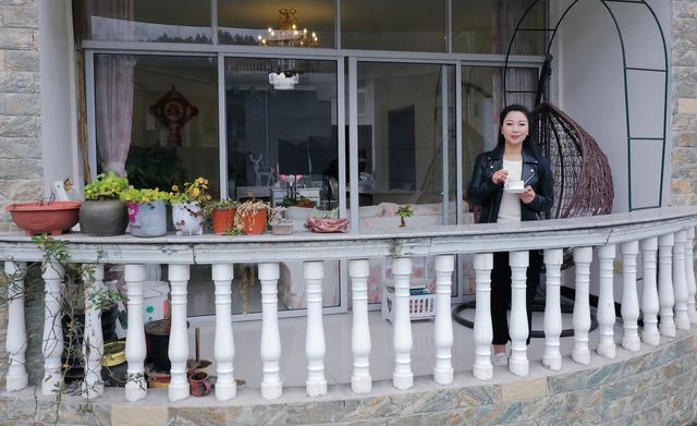 年入百万“神仙姐姐”热心做公益曾做生意被骗光想自杀穿睡衣返乡想感谢当年绿皮车上塞给她100元的陌生男