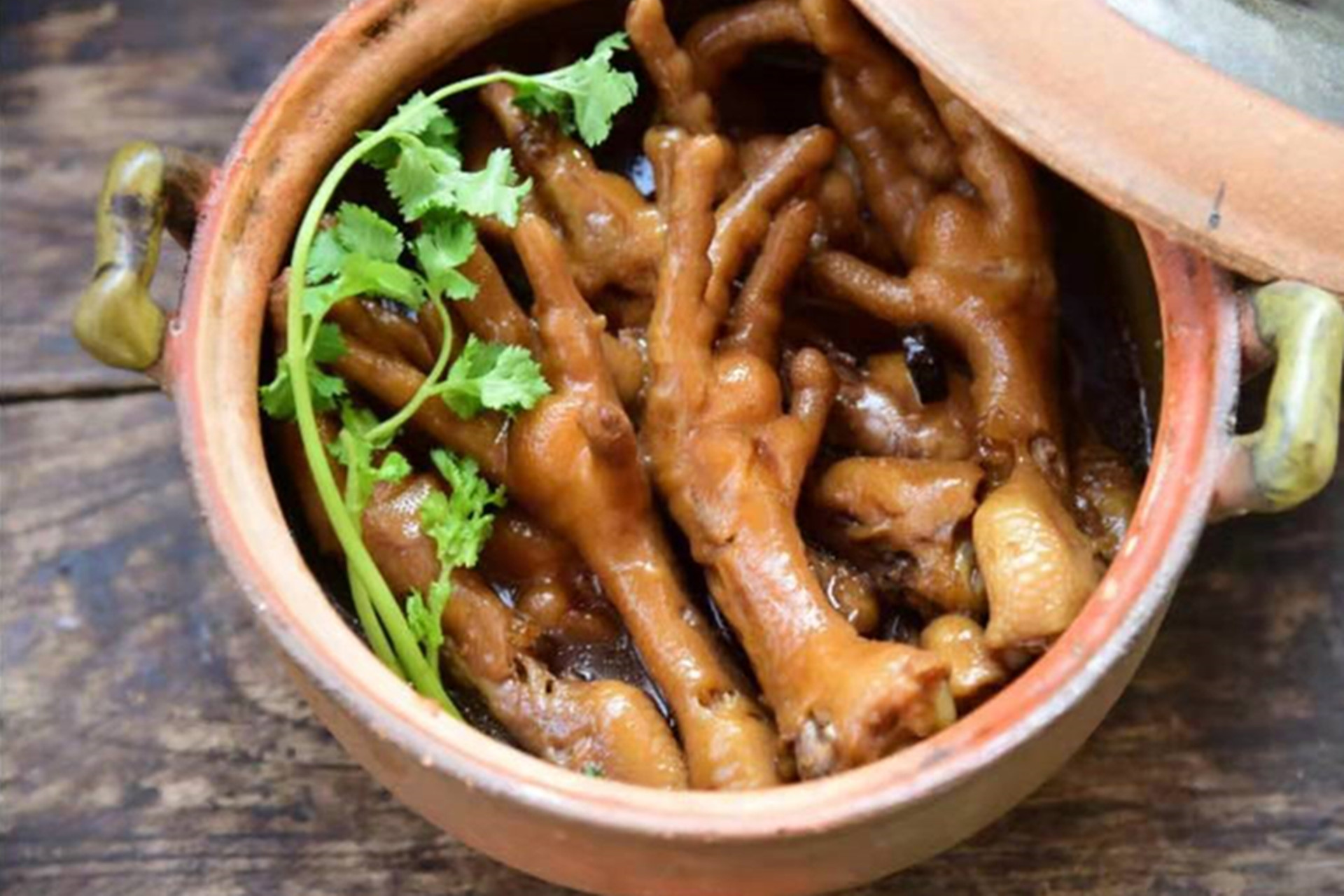 大口吃酱鸡爪软烂,风味独特的鸡爪