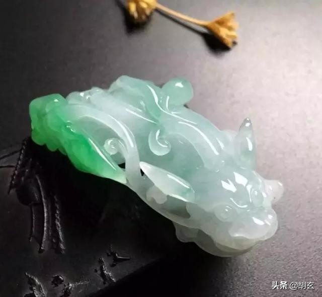 女士貔貅招财转运翡翠,买翡翠貔貅招财看大小吗