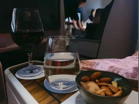 卡塔尔航空777经济舱体验,卡塔尔航空qsuite商务舱是哪个飞机