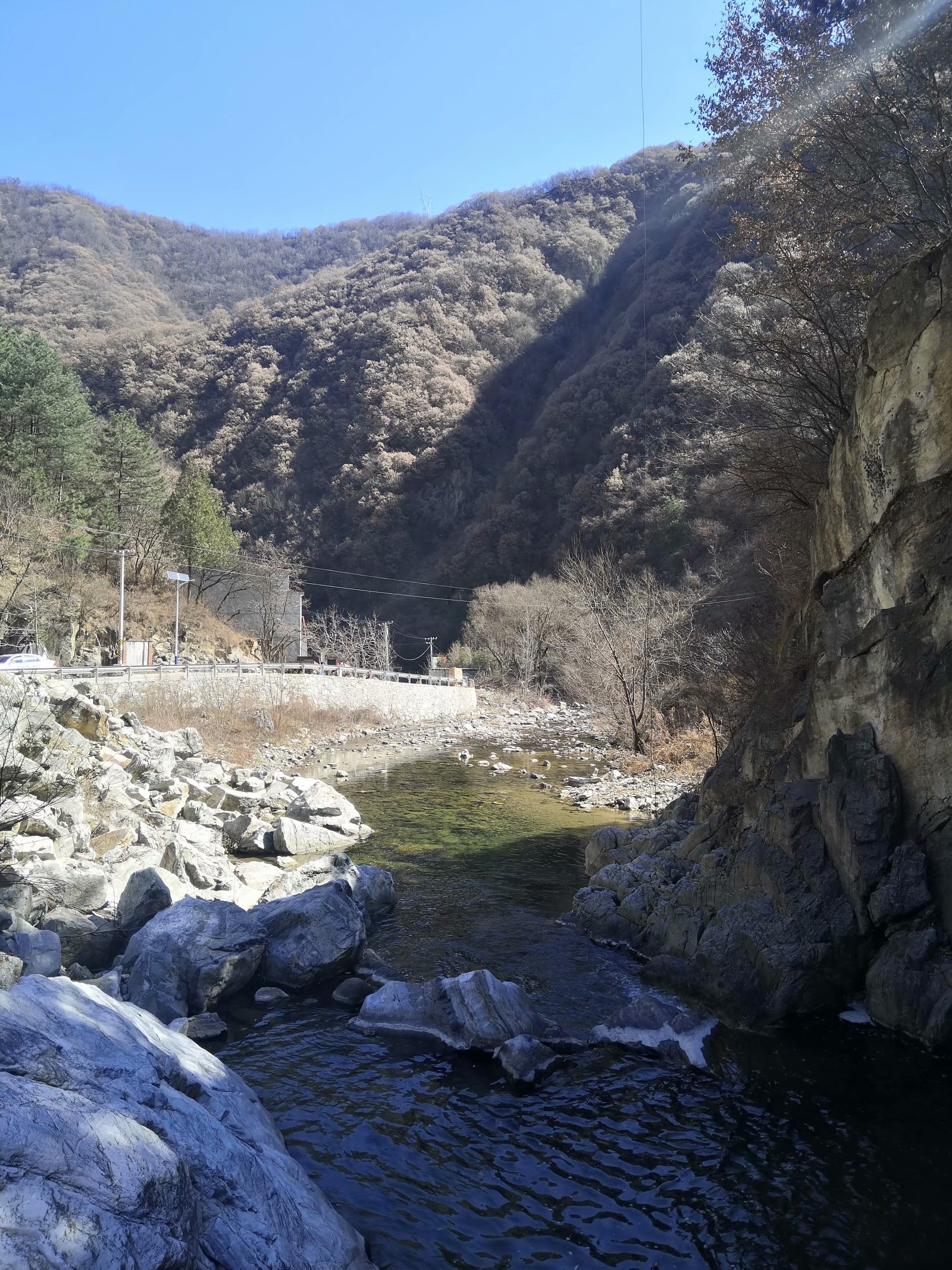 山里面可能捡到的名贵石头,山里哪种地方能捡到有价值的石头