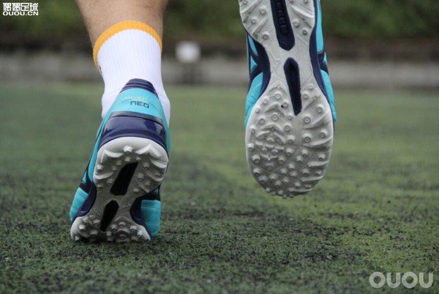 美津浓中端ag足球鞋,美津浓neo足球鞋不同配色有差异吗